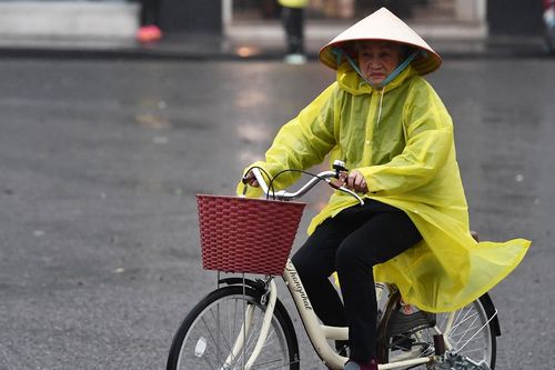 Dự báo thời tiết 12/4/2025: Không khí lạnh tràn về, Hà Nội mưa rào và giông