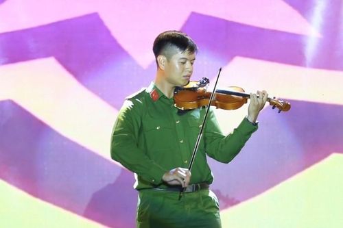 Bất ngờ với khả năng chơi violin của chiến sĩ công an