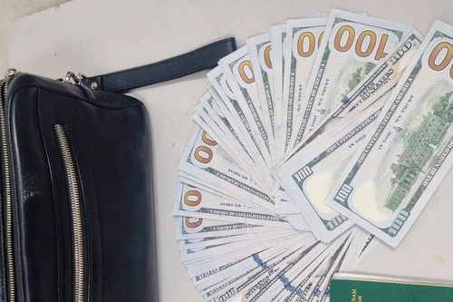 Ví chứa 8.000 USD bị bỏ quên ở sân bay
