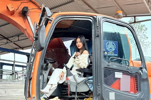 Cô gái Bắc Giang lái xe tải, máy xúc điêu luyện khiến nhiều người trầm trồ