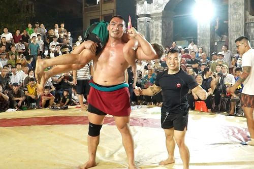 Hiếu 'Khổng lồ' hòa Zakhar 'Thần sấm', chia đôi 10.000 USD tiền thưởng