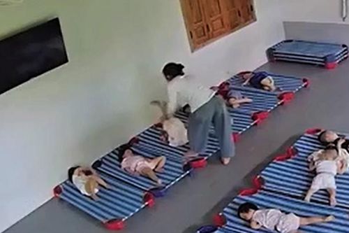 Bảo mẫu tới nhà xin lỗi, bé 20 tháng tuổi thấy cô đã khóc thét lên
