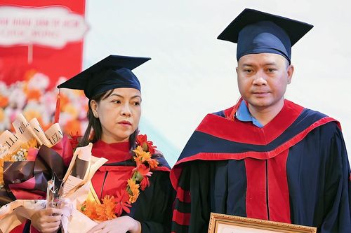Hai vợ chồng cùng tốt nghiệp thạc sĩ, vợ là thủ khoa