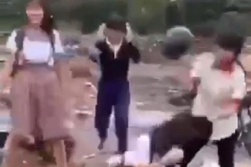 Điều tra clip nữ sinh bị nhóm bạn đánh gây xôn xao mạng xã hội