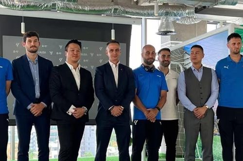 8 tài năng bóng đá trẻ Việt Nam được chọn sang Tây Ban Nha huấn luyện; Van Dijk và Salah chính thức gia hạn hợp đồng với Liverpool