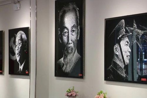 Ngắm chân dung Bác Hồ, Đại tướng Võ Nguyên Giáp được vẽ bằng búa trên kính