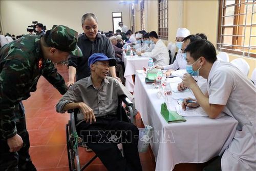 Quân y hai nước Việt - Trung khám bệnh cho nhân dân biên giới