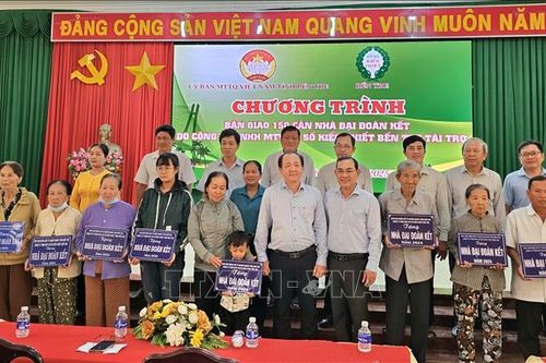 Bàn giao 150 căn nhà đại đoàn kết cho hộ nghèo ở Bến Tre