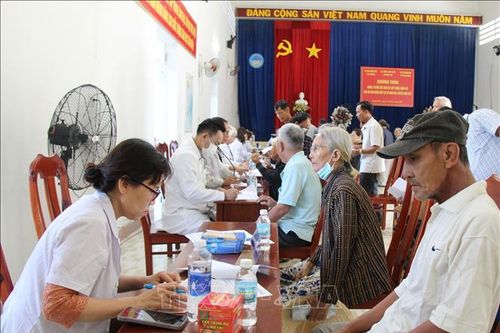 Khám và cấp phát thuốc miễn phí cho người dân Khánh Hòa