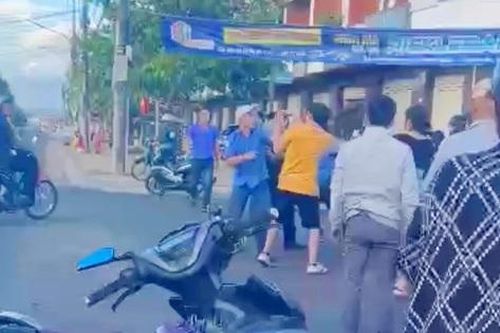 Bắt giam tài xế và nhân viên xe khách đánh người giữa đường