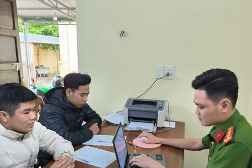 Làm rõ clip 3 nam thanh niên chặn đầu xe taxi chửi bới, đe dọa tài xế