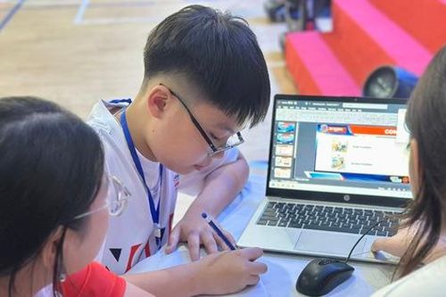 Học sinh tự tin tranh biện bằng tiếng Anh về các vấn đề xã hội