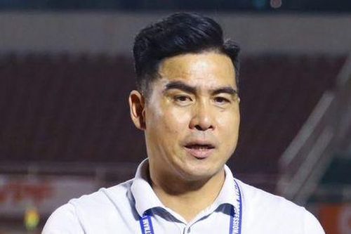 Ngả mũ với phó tướng HLV Troussier