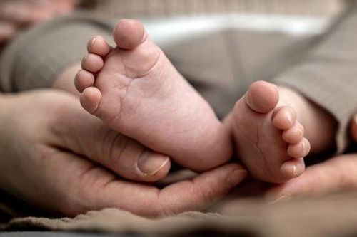 Người phụ nữ sinh con cho người lạ do sự cố không ngờ từ bệnh viện