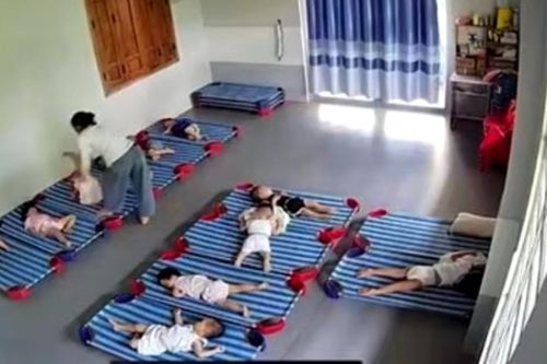 Công an Quảng Nam thông tin về clip trẻ nhỏ bị xách ngược, đánh tới tấp