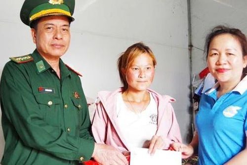 Lai Châu: Hơn 200 suất quà tặng học sinh, hội viên phụ nữ xã Sin Suối Hồ