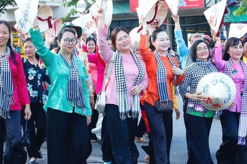 TPHCM rộn ràng với Lễ hội Áo bà ba