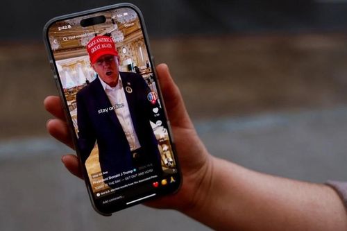 Ông Trump bất ngờ 'nới tay', miễn trừ thuế cho điện thoại, máy tính, chip Trung Quốc