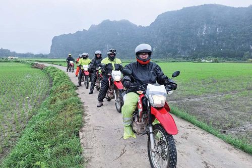 Cô gái Phần Lan cưỡi mô tô xuyên Việt