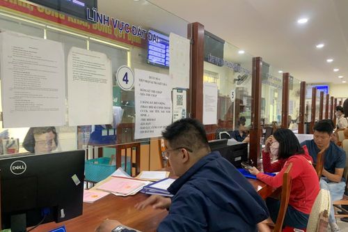 Lượng người làm thủ tục đất đai tăng, cẩn trọng với chiêu trò tạo 'sốt' đất