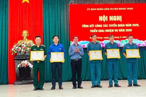 Ia Pa và Mang Yang tổng kết công tác tuyển quân năm 2025