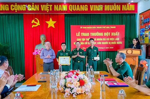 TP. Nha Trang: Khen thưởng đột xuất 1 tập thể, 4 cá nhân đã cứu người bị đuối nước