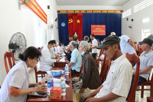Lữ đoàn 162 phối hợp khám, cấp thuốc miễn phí cho gần 1.000 người dân