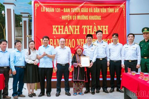 Bàn giao nhà tình nghĩa cho gia đình chính sách của huyện Mường Khương