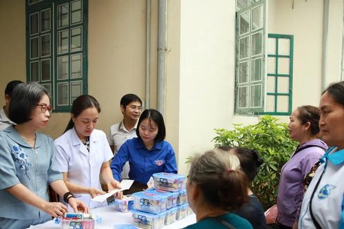 Tư vấn sức khỏe, cấp phát thuốc cho người dân xã Xuân Giao