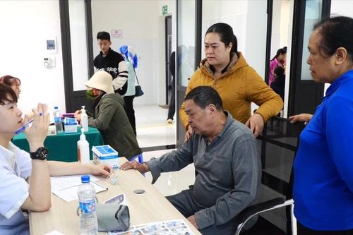 Khám sàng lọc phát hiện sớm các dạng khuyết tật cho người dân Mường Khương