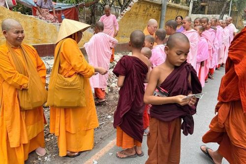 Ni giới hệ phái Khất sĩ và tịnh xá Ngọc Phương đến Myanmar chia sẻ hành trình Xoa dịu nỗi đau