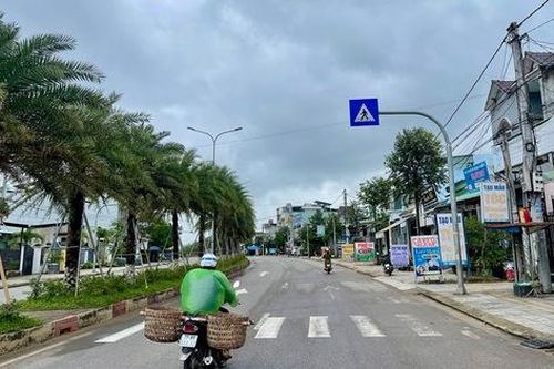 Tháo gỡ hơn 30 biển báo trên đường dẫn sân bay Phù Cát sau khi Báo Xây dựng phản ánh