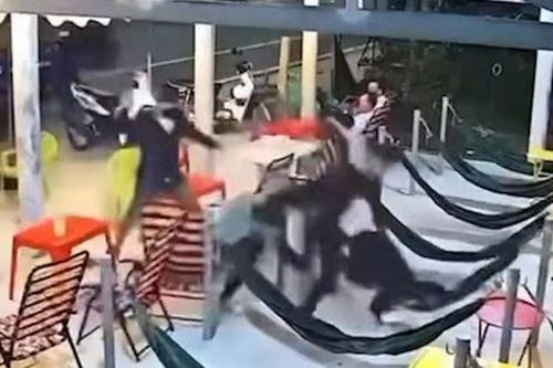 Đang ngồi uống cà phê, ba thiếu niên ở Long An bị chém nhập viện