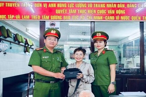 Nữ Việt kiều Canada cảm kích khi nhận lại tài sản bị đánh rơi