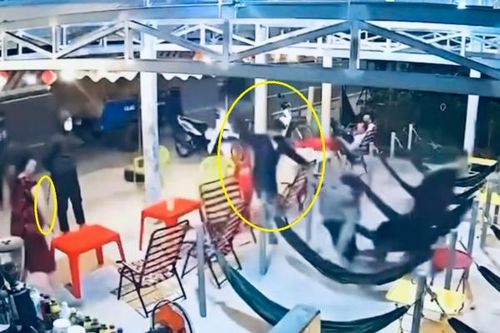 Nhóm 'trẻ trâu' cầm mã tấu vào quán nước chém 3 người nhập viện