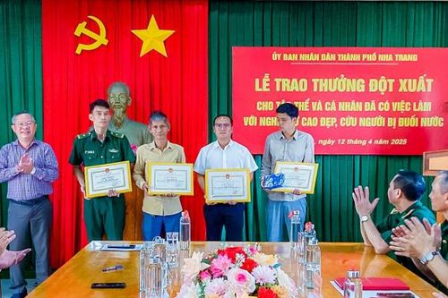 Khen thưởng 1 tập thể và 4 cá nhân dũng cảm cứu người nhảy cầu trong đêm tối