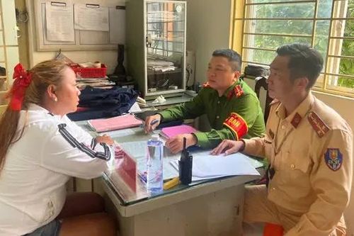 Danh tính cô gái điều khiển xe máy 'diễn xiếc' trên đường