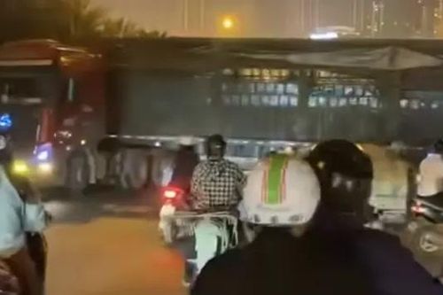 Tài xế xe đầu kéo ngang nhiên quay đầu đi ngược chiều
