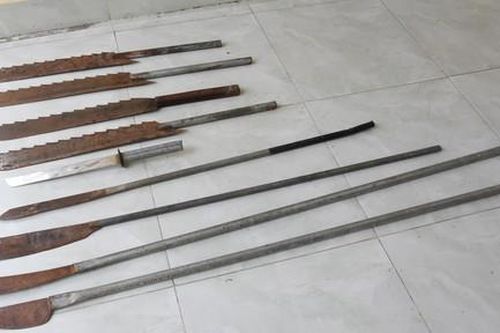 Mâu thuẫn lúc chở bạn gái đi chơi, hơn 20 thanh thiếu niên hẹn nhau hỗn chiến