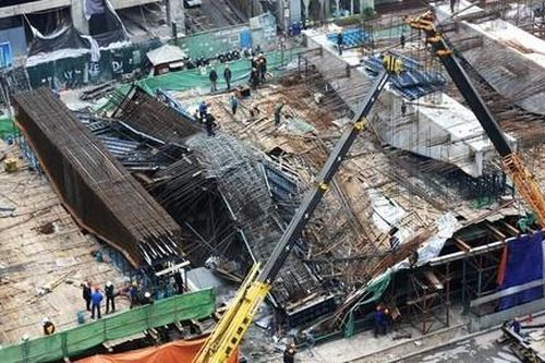 Ống kim loại rơi trúng đầu làm cán bộ kỹ thuật công trình chung cư tử vong