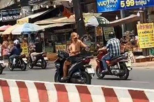 TPHCM: Xác minh clip cô gái chạy xe máy buông tay, 'nhảy múa' trên đường