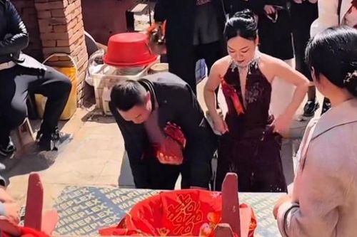 Nữ đại gia 52 tuổi lên tiếng việc kết hôn với nhân viên bảo vệ kém 9 tuổi