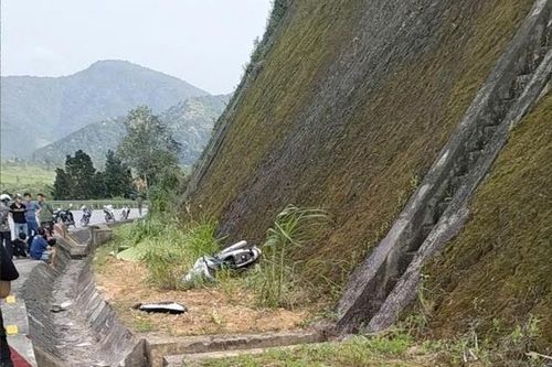 Thanh niên tử vong cạnh xe máy trên quốc lộ