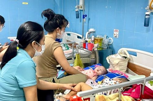 Quảng Bình: Bệnh nhi mắc sởi tăng đột biến, bác sĩ khuyến cáo những gì?