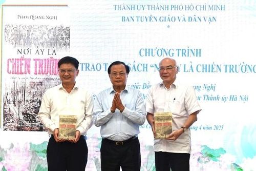 Cựu Bí thư Hà Nội tặng TP.HCM sách nhật ký chiến trường