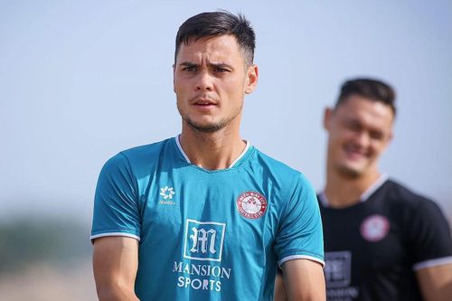 Adriano Schmidt làm thủ môn bất đắc dĩ