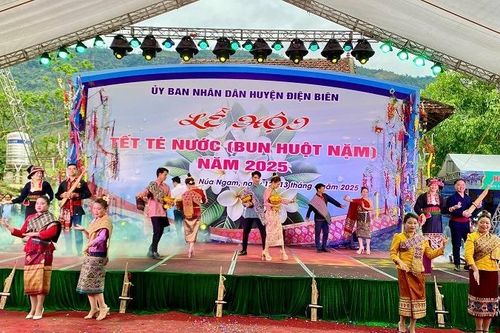 Rộn ràng Tết té nước 'Bun Huột Nặm' của dân tộc Lào ở Na Sang