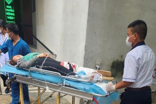 Xe buýt cán qua chân nữ hành khách tại trạm dừng trên Quốc lộ 22