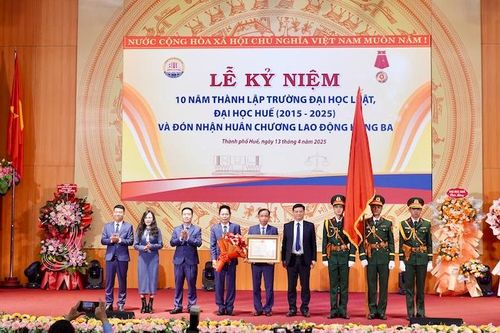 Trường Đại học Luật-Đại học Huế đón nhận Huân chương Lao động hạng Ba