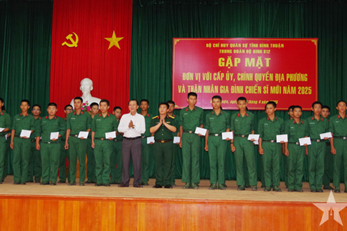 Trung đoàn Bộ binh 812 gặp mặt cấp ủy, chính quyền địa phương, gia đình chiến sĩ mới